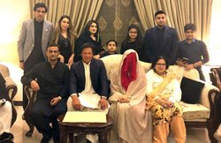 पाकिस्तान में चल रहा है इमरान खान की पत्नी का सिक्का, पूर्व पति को जांच के लिए रोका तो अधिकारी हुआ बर्खास्त