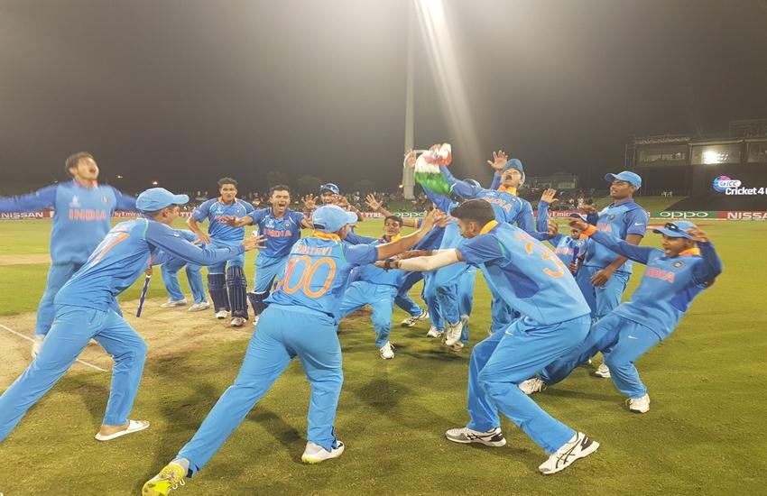 अंडर-19 क्रिकेट विश्व कप जीतने के बाद भारतीय टीम। (फोटो सोर्स- ट्विटर)