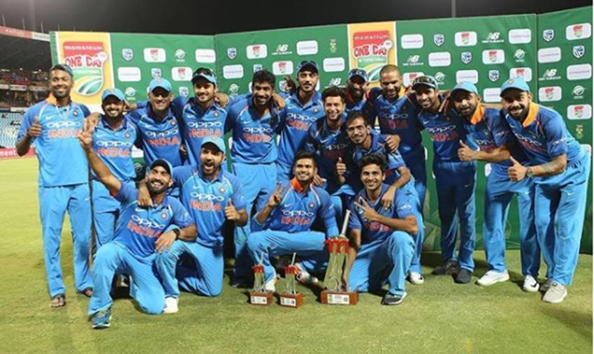 भारतीय टीम ने दक्षिण अफ्रीका को 6 वनडे मैचों की सीरीज में 5-1 से हराकर सीरीज अपने नाम कर लिया है। शुक्रवार को खेले गए अंतिम मैच में भी भारत ने दक्षिण अफ्रीका को आठ विकेट से हरा दिया है। चौथे वनडे को छोड़ दिया जाए तो दक्षिण अफ्रीकी टीम इस पूरे सीरीज में भारतीय क्रिकेटर्स के आगे बेबस ही नजर आई है। जीत के बाद भारतीय टीम के खिलाड़ियों ने ट्रॉफी के साथ तस्वीरें खिंचवाई और सोशल मीडिया पर शेयर भी किया। (फोटो सोर्स- ट्विटर)