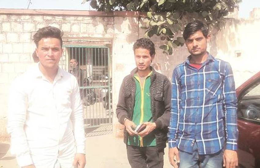 बीच में सिद्दीकी का छोटा भाई मोहम्मद सैफ। (एक्सप्रेस फोटो)