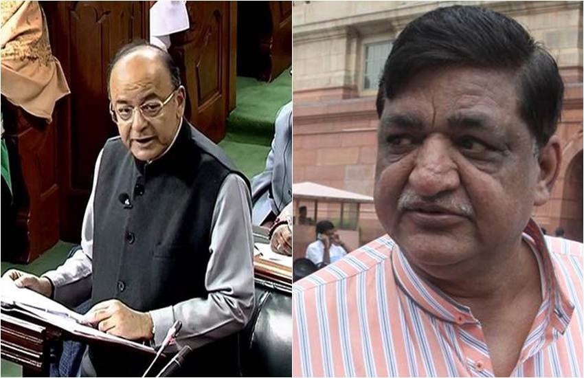 वित्त मंत्री अरुण जेटली और सपा सांसद नरेश अग्रवाल। (फोटो सोर्स: पीटीआई)