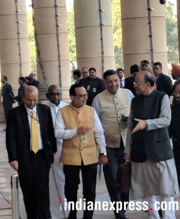 संसद की गैलरी में बातचीत करते हुए सदन की तरफ जाते अरुण जेटली। (Express Photo by Ravish Tiwari)