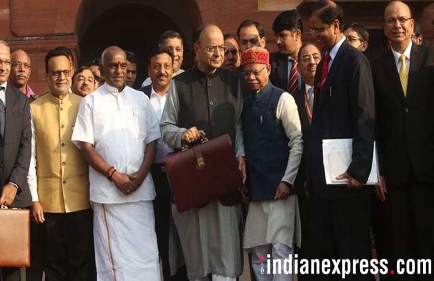 गुरूवार को केंद्रीय वित्त मंत्री अरुण जेटली ने मोदी सरकार का आखिरी पूर्ण बजट पेश किया। लोकसभा में वित्त वर्ष 2018-19 का आम बजट पेश करने पहुंचे अरुण जेटली संसद के बाहर पत्रकारों और दूसरे साथी लोकसभा सदस्यों के बीच आकर्षण का केंद्र रहे। करीब 2 घंटे लंबे अपने भाषण में वित्त मंत्री ने बजट की सारी बारीकियां सदन और देश को समझाईं। अरुण जेटली सदन में बताया कि भारत अभी 2500 अरब डॉलर की अर्थव्यवस्था है और जल्द ही आठ फीसदी की विकास दर हासिल करने की उम्मीद है। इसके अलावा बजट मुख्य तौर पर कृषि, ग्रामीण अर्थव्यवस्था, स्वास्थ्य, इन्फ्रा और वरिष्ठ नागरिकों को ध्यान में रखकर बनाया गया। हालांकि जानकार इस बजट को मध्यमवर्ग के लिए निराशाजनक बता रहे हैं। आगे की स्लाइड्स में देखिए बजट से जुड़ी जरूरी बातें और इससे जुड़ी कुछ और तस्वीरें... (Express Photo by Praveen Jain)