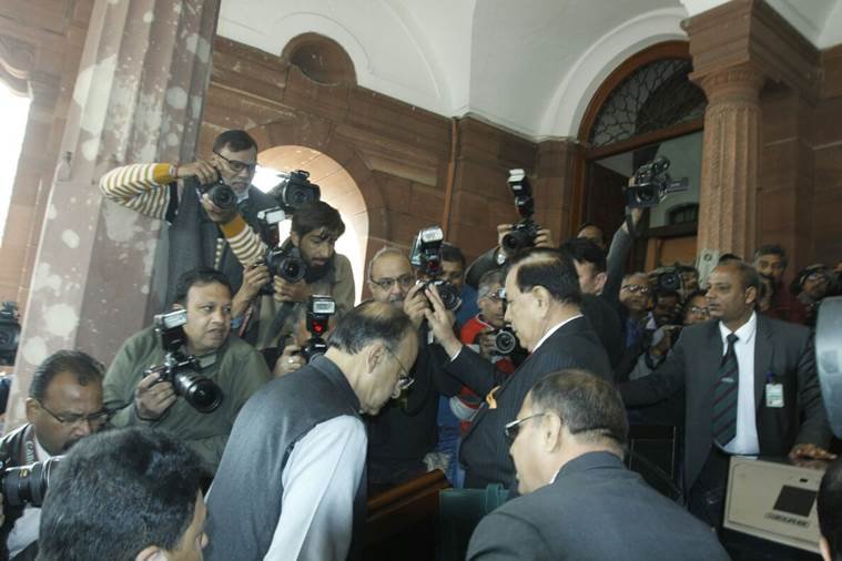 पत्रकारों और दूसरे गणमान्य लोगों के बीच में से सदन की सीढ़िया चढ़कर लोकसभा की तरफ जाते अरुण जेटली। (Express Photo by Praveen Jain)