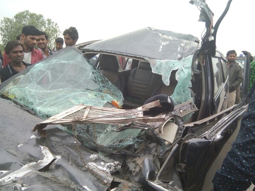 गनीमत यह रही कि कार में सवार बाकी लोगों को गंभीर चोटें नहीं आईं।