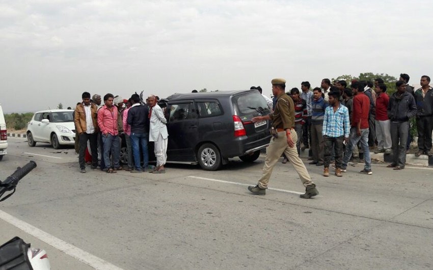 हादसे के बाद मौके पर भी काफी भीड़ जुट गई।