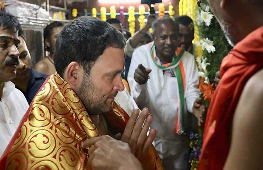 कर्नाटक के मंदिर में दर्शन करते कांग्रेस उपाध्यक्ष राहुल गांधी। फोटो- PTI 