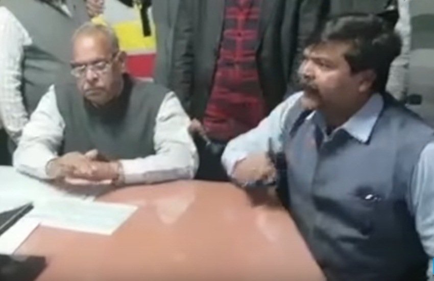 भाजपा नेता कमल दत्त शर्मा (सबसे दाएं)। (फोटो सोर्स: यूट्यूब से स्क्रीन शॉट) भाजपा नेता कमल दत्त शर्मा (सबसे दाएं)। (फोटो सोर्स: यूट्यूब से स्क्रीन शॉट)