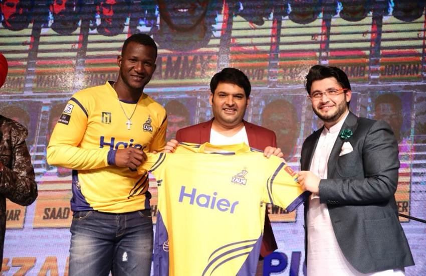 पीएसएल की टीम पेशावर जालमी के कप्‍तान डेरेन सैमी के साथ कपिल शर्मा। (फोटो सोर्स: पेशावर जालमी के ट्विटर अकाउंट से)