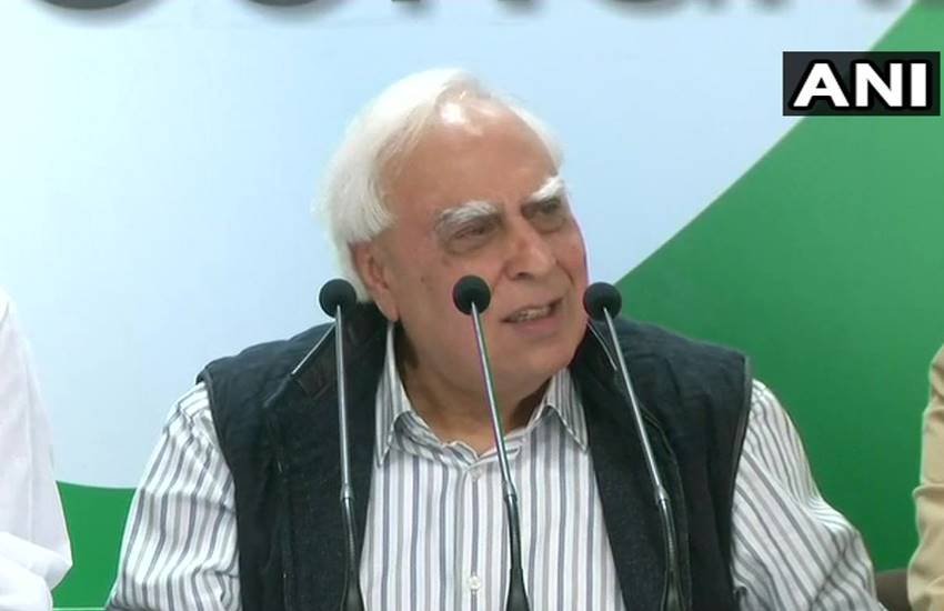 पीएनबी घोटाला मामले में पीएम मोदी पर निशाना साधते कांग्रेस नेता कपिल सिब्बल। (फोटो सोर्स - एएनआई) पीएनबी घोटाला मामले में पीएम मोदी पर निशाना साधते कांग्रेस नेता कपिल सिब्बल। (फोटो सोर्स - एएनआई)