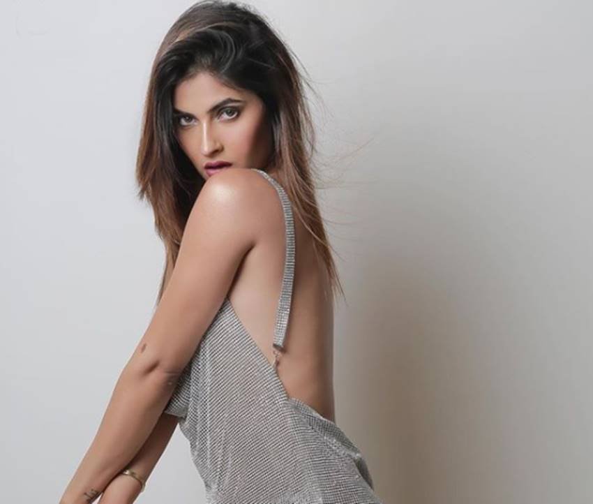 एक्ट्रेस करिश्मा पहले भी बोल्ड फोटोशूट की तस्वीरें सोशल मीडिया पर शेयर कर चुकी हैं।(फोटो सोर्स- इंस्टाग्राम)