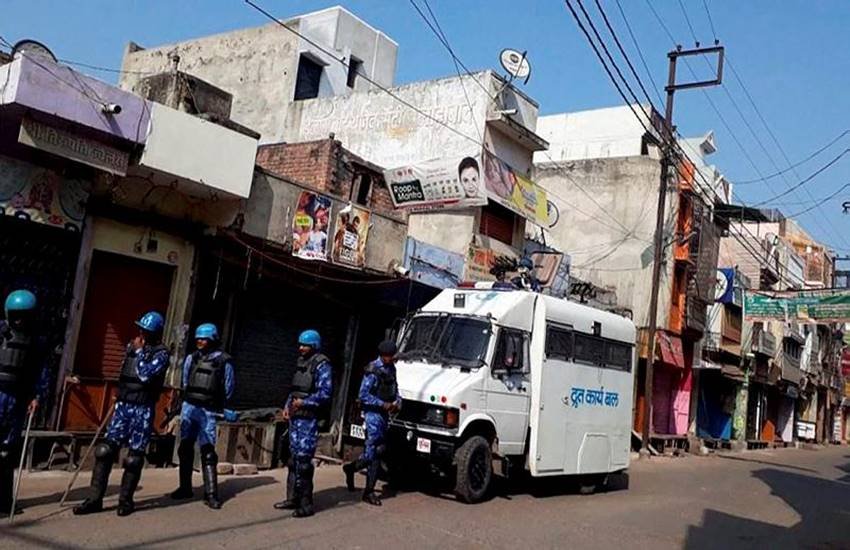 कासगंज में हिंसा के बाद रैपिड एक्शन फोर्स के जवानों को तैनात कर दिया गया। (फोटो सोर्स: पीटीआई) कासगंज में हिंसा के बाद रैपिड एक्शन फोर्स के जवानों को तैनात कर दिया गया। (फोटो सोर्स: पीटीआई)