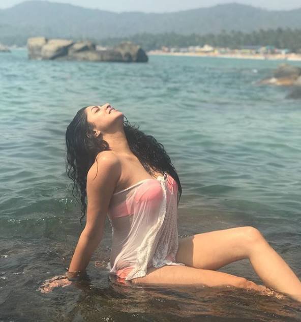 उन्होंने आगे लिखा है कि दुनिया की कोई भी क्रीम या उबटन शायद उन दाग-धब्बों को नहीं मिटा सकता। तो क्या हुआ? कविता बताती हैं कि उनके शरीर पर भी ऐसे मार्क्स हैं, लेकिन उन्होंने बिकिनी पहनी है। (फोटो सोर्स- इंस्टाग्राम)