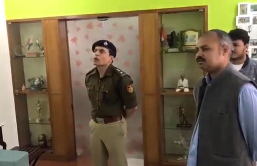 अरविंद केजरीवाल के घर का मुआयना करते दिल्‍ली पुलिस के अधिकारी। (फोटो सोर्स: AAP के ट्विटर अकाउंट से)