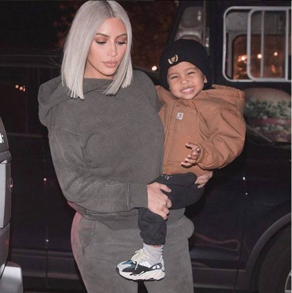 Kim,Kardashian,shares,photo,baby,girl,Chicago