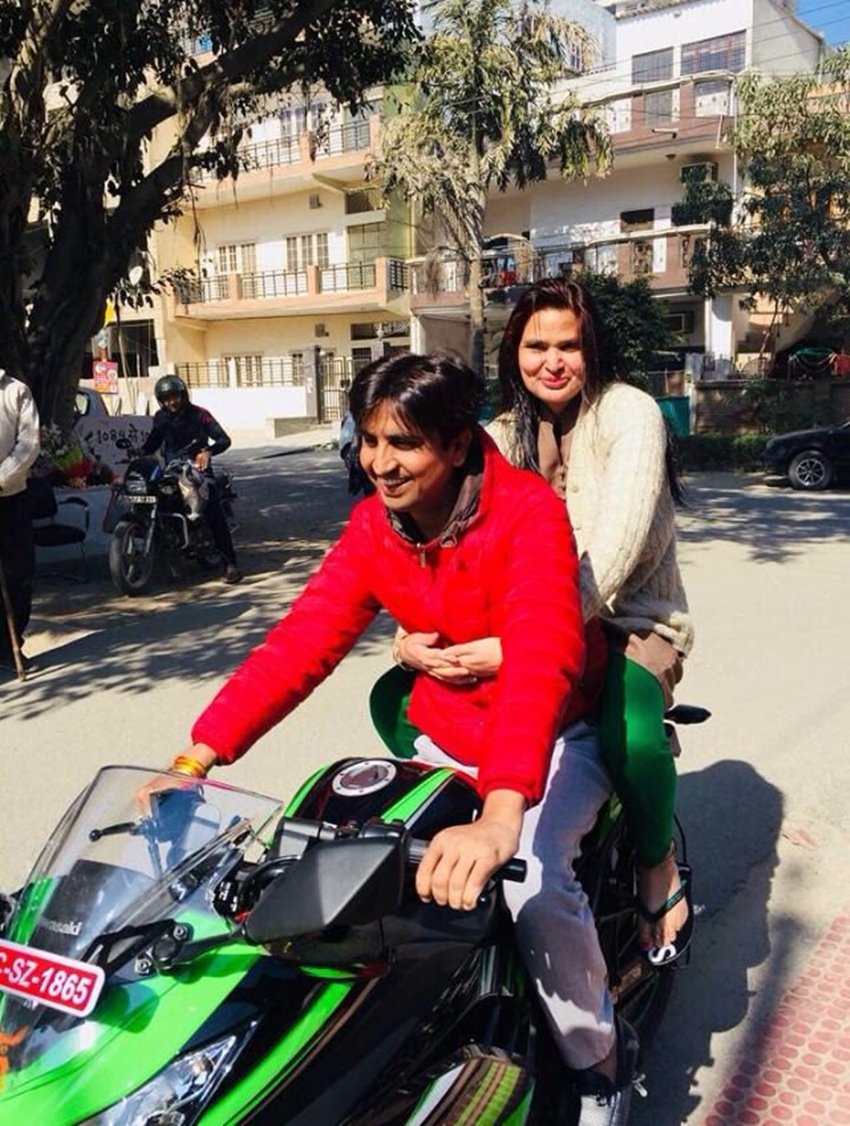 kumar vishwas, kumar vishwas bike ride, kumar vishwas latest photos, kumar vishwas ValentinesDay, kumar vishwas celebrate Valentines Day with bhis wife, kumar vishwas aap, aap leader kumar vishwas