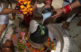 goddess laxmi, goddess durga, durga mata, laxmi mata, lord krishna, lord shiva, lord vishnu, brahma, why donate, donation, donation after worship, Haldi, turmric, kevda, kevda flower, rice, ghee, fruits, gram, religious news in hindi, jansatta