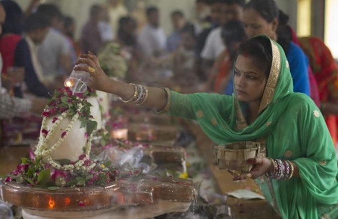 Shivratri 2018: महाशिवरात्रि पर भोलेबाबा को खुश करने के लिए चढ़ाएं ये चीजें, पूरे होंगी सभी मनोकामनाएं