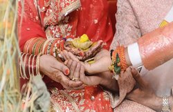 यूपी: शादी की तारीख से पहले ही घर से भागे दूल्हा-दुल्हन, पुलिस ने पकड़ा और मंदिर में कराया विवाह