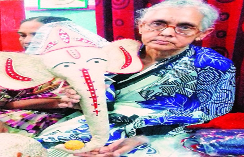 पटसन के बल पर पिछले 20 साल से शिल्प साधना में लगीं उत्तर प्रदेश के इटावा की मीरा पुरवार को हुनर का ऐसा महारथ हासिल है कि वे सामान्य कूड़े को भी इस समय घर की शोभा बढ़ाने वाला बना रही हैं।