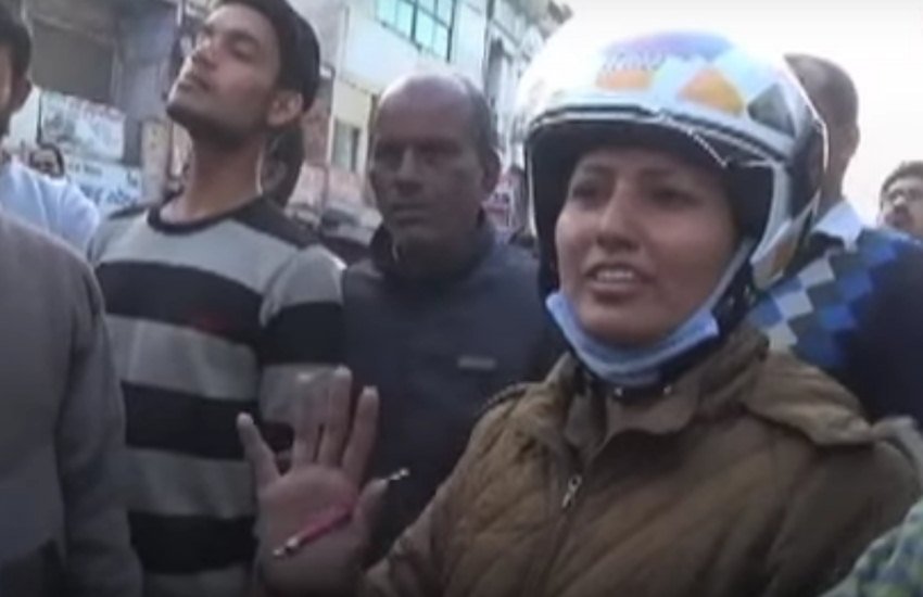 मेरठ में महिला पुलिस कॉन्स्टेबल ने बीजेपी नेता के समर्थक का चालान काटा (यूट्यूब/स्क्रीनशॉट)