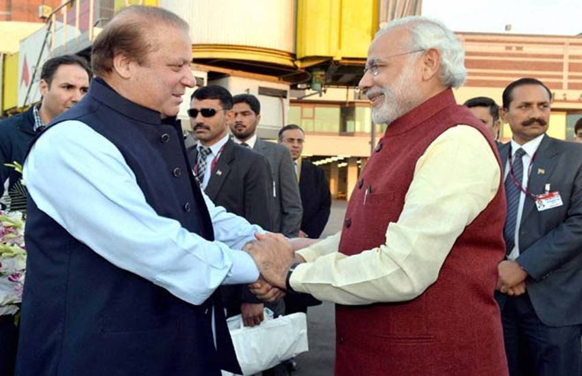 Nawaz Sharif, former pm Nawaz Sharif, Pakistan pm Nawaz Sharif, pm Nawaz Sharif, lahore hug, pm narndra modi, Allama Iqbal International Airport , hug, modi hug nawaz, nawaz hug modi, navigation charges, 25 december 2015, 2015, India, hindi news, news in Hindi, Jansatta