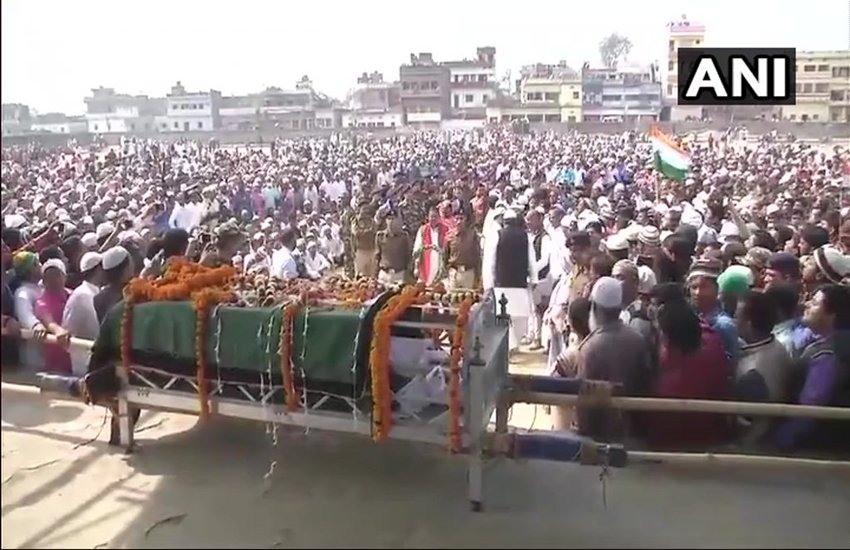 पीरो के ऐतिहासिक पड़ाव मैदान में शहीद मुजाहिद के जनाजे की नमाज पढ़ी गई, जिसमें हजारों लोगों ने भाग लिया।