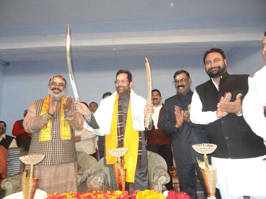 नकवी ने माथे पर चंदन का लेप लगाया था और वह हिन्दू संस्कारों के साथ पूजा में शामिल हुए। (फोटो सोर्स- ट्विटर)