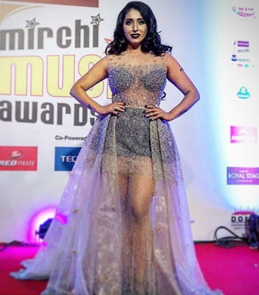 Neha Bhasin, singer Neha Bhasin, Neha Bhasin photos, Neha Bhasin trolled, Neha Bhasin songs, Neha Bhasin, Neha Bhasin bold photos, Neha Bhasin gets massively trolled, neha bhasin performance, Jag Ghoomeya, Salman Khan, Sultan, entertainment, jansatta
