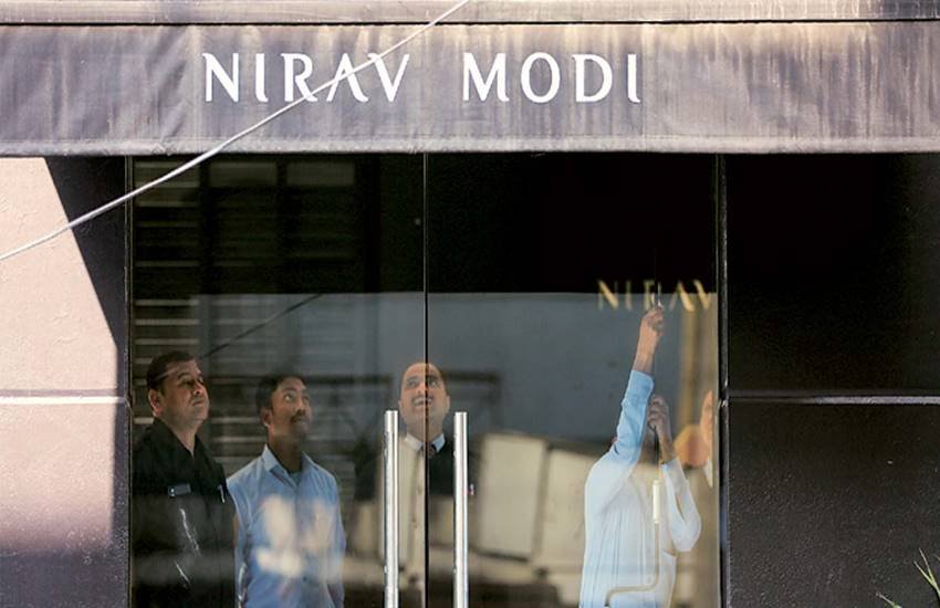 दिल्ली स्थित नीरव मोदी के शोमरूम पर गुरुवार को ईडी अधिकारी पहुंचे। (Express Photo: Tashi Tobgyal)