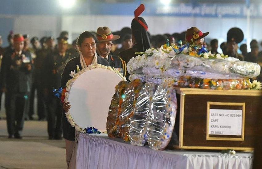 रक्षा मंत्री निर्मला सीतारमण ने सोमवार (5 फरवरी) को दिल्ली के पालम हवाई अड्डे पर शहीद कैप्टन कपिल कुंडु को श्रद्धा सुमन अर्पित किया। (फोटो सोर्स: पीटीआई)
