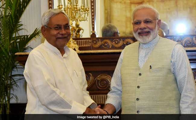 पीएम के साथ नीतीश कुमार। 