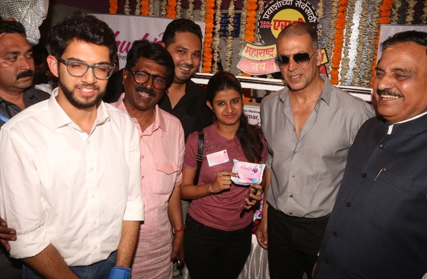 Akshay Kumar, padman, sanitary napkin, aditya thackeray, : Akshay Kumar Installs Sanitary Pad Vending Machines, Radhika apte, Sonam kapoor, padman, jansatta manoranjan, jansatta gallery
