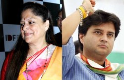 मतदाताओं को लुभा रहे हैं यशोधरा और ज्योतिरादित्य