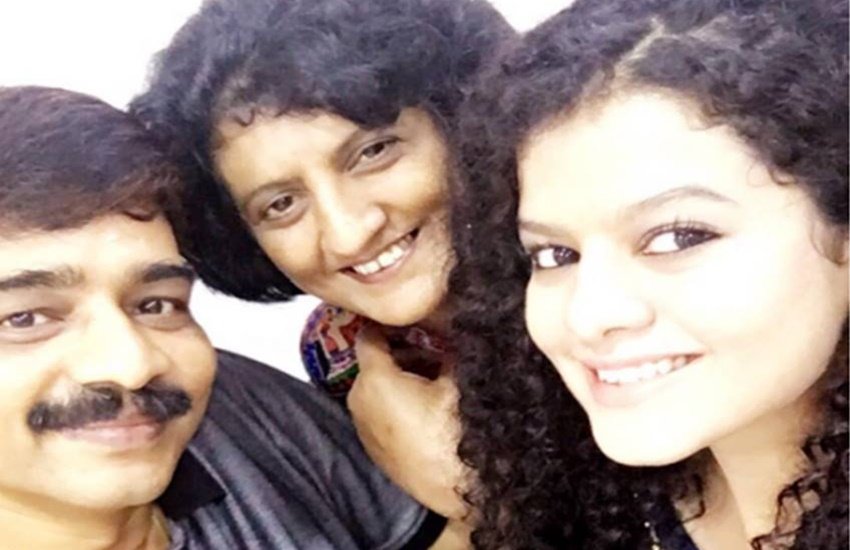 अपने माता-पिता के साथ सिंगर पलक मुच्छाल।