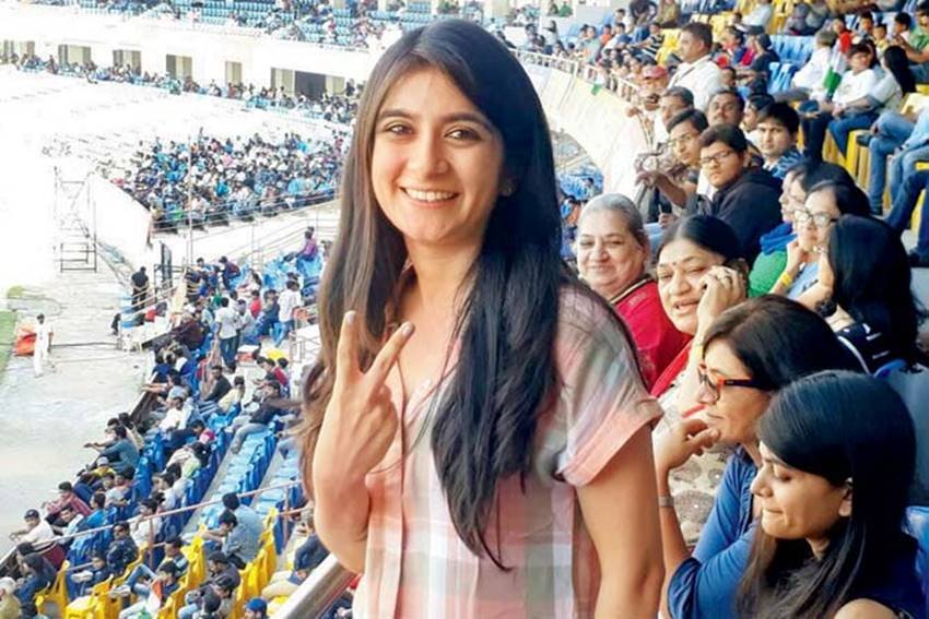 बिजनेसमैन पिता की बेटी पूजा ने नवी मुंबई के एक कॉलेज से रिटेल में एमबीए किया है।