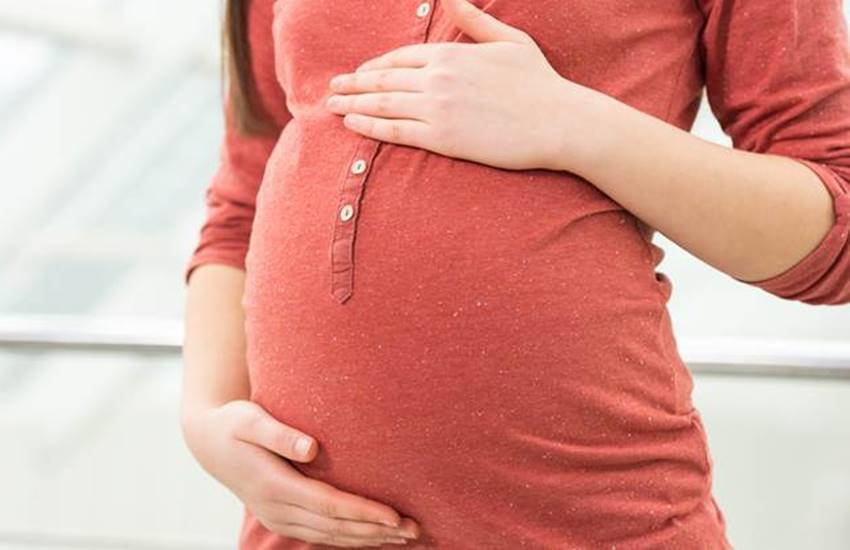 क्या फायदेमंद है प्रेग्नेंसी में नारियल पानी पीना?