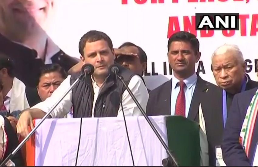 मेघालय में चुनावी जनसभा को संबोधित करते राहुल गांधी। 
