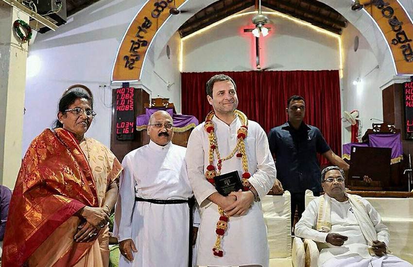 राहुल गांधी हुबली में एक चर्च में गए थे। कुर्सी पर बैठे कर्नाटक के मुख्यमंत्री सिद्धारमैया। (फोटो सोर्स: पीटीआई)