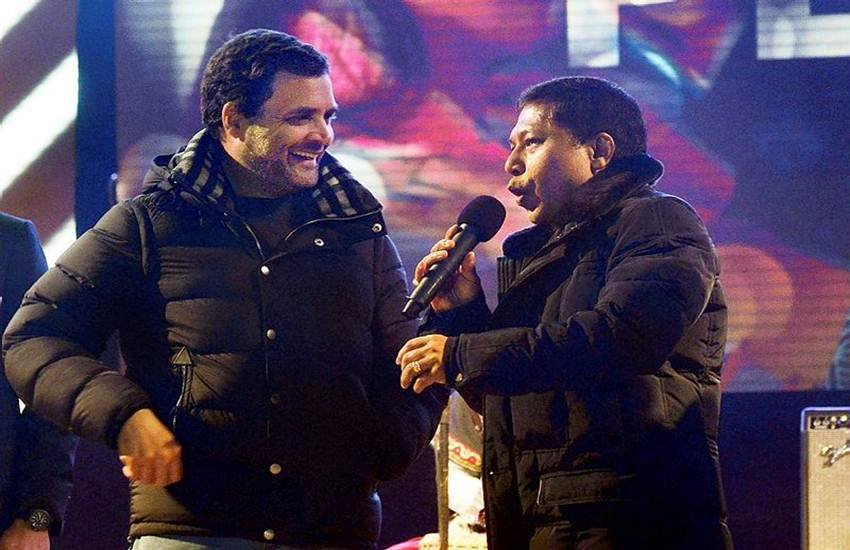 राहुल गांधी ने 30 जनवरी को मेघालय के मुख्यमंत्री मुकुल संगमा के साथ शिलांग में एक म्यूजिकल कंसर्ट में हिस्सा लिया था। उनके इसी जैकेट पर विवाद बढ़ गया है। (फोटो सोर्स: पीटीआई)