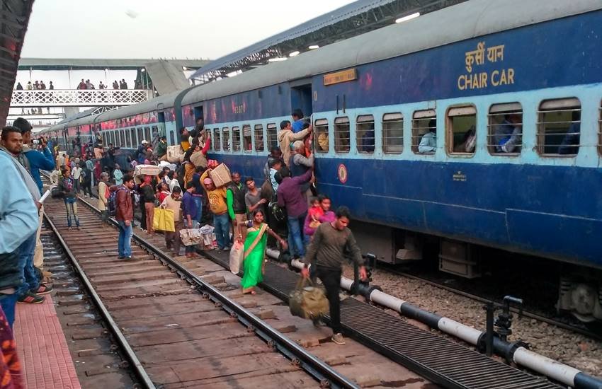 साहेबगज से जमालपुर के बीच लोकल ट्रेन बहुत कम संख्या में हैं।