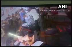 क्लासरूम में छात्र ने दूसरे पर किया कैंची से हमला, वीडियो वायरल