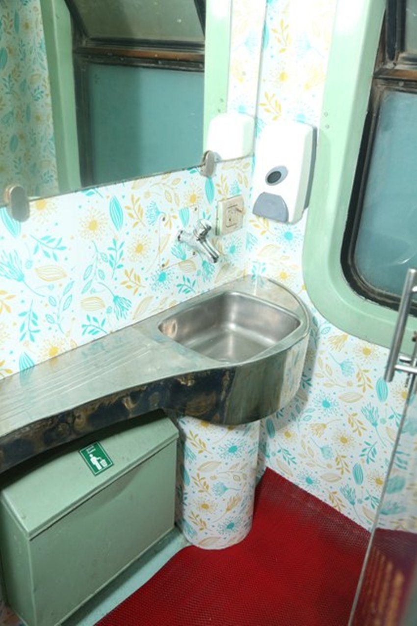 Indian Railways,Railway ministry,railway ministry Operation Swarn,Operation Swarn Indian Railways,Operation Swarn,Anubhuti coaches,new Rajdhani coaches,revamped Rajdhani coaches,anti-graffiti vinyl wrap trains,Indian trains,Mumbai-Ahmedabad Rajdhani