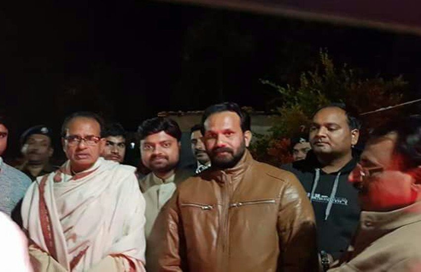 मध्य प्रदेश: भतीजी से दुष्कर्म में फंसा भाजपा नेता, सीएम शिवराज सिंह चौहान के साथ तस्वीर आई सामने