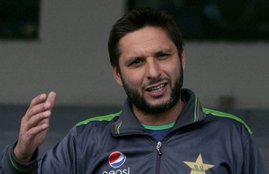 shahid afridi, shahid afridi news in hindi, shahid afridi fan, shahid afridi indian flag, shahid afridi with fans, shahid afridi says about indian flag in hindi, heartfelt, Indian flag, selfie, pakistan, pakistani cricketer, pakistani cricketer shahid afridi, former pakistani captain, cricket news in hindi, sports news in hindi, jansatta