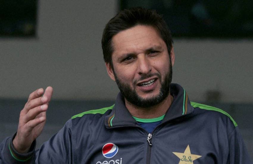 shahid afridi, shahid afridi news in hindi, shahid afridi fan, shahid afridi indian flag, shahid afridi with fans, shahid afridi says about indian flag in hindi, heartfelt, Indian flag, selfie, pakistan, pakistani cricketer, pakistani cricketer shahid afridi, former pakistani captain, cricket news in hindi, sports news in hindi, jansatta