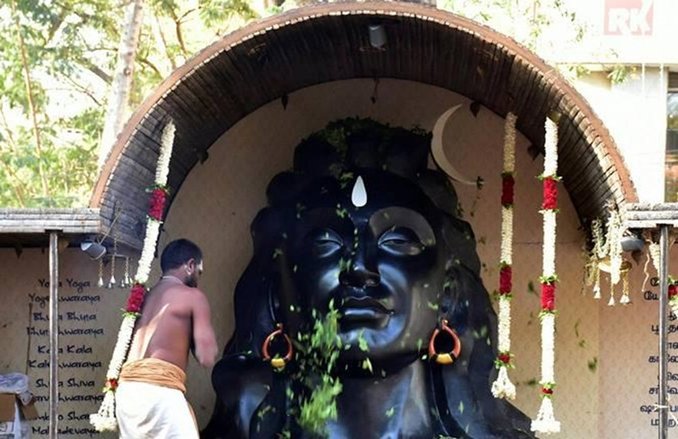 Maha Shivratri 2018: शिवरात्रि की रात को सीधी रखी जाती है रीढ़ की हड्डी, जानें क्या है मान्यता