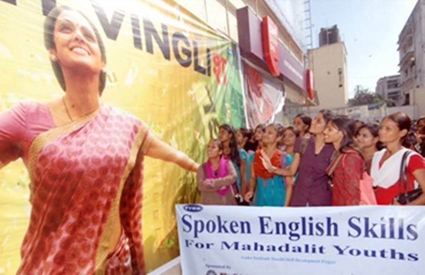 ये लड़कियां महादलित विकास मिशन की ओर से प्रायोजित 'इंग्लिश भाषा कौशल प्रशिक्षण' कार्यक्रम के तहत अंग्रेजी सीख रही थी।
