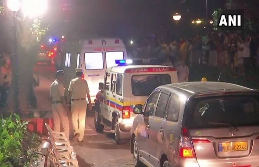 मुंबई में मंगलवार को श्रीदेवी के पार्थिव शरीर को लेकर आती एंबुलेंस। आज दोपहर बाद होगा अंतिम संस्कार। इससे पहले पहले श्रीदेवी का शव लोखंडवाला में सेलब्रेशन स्पोर्ट्स क्लब में रखा जाएगा।