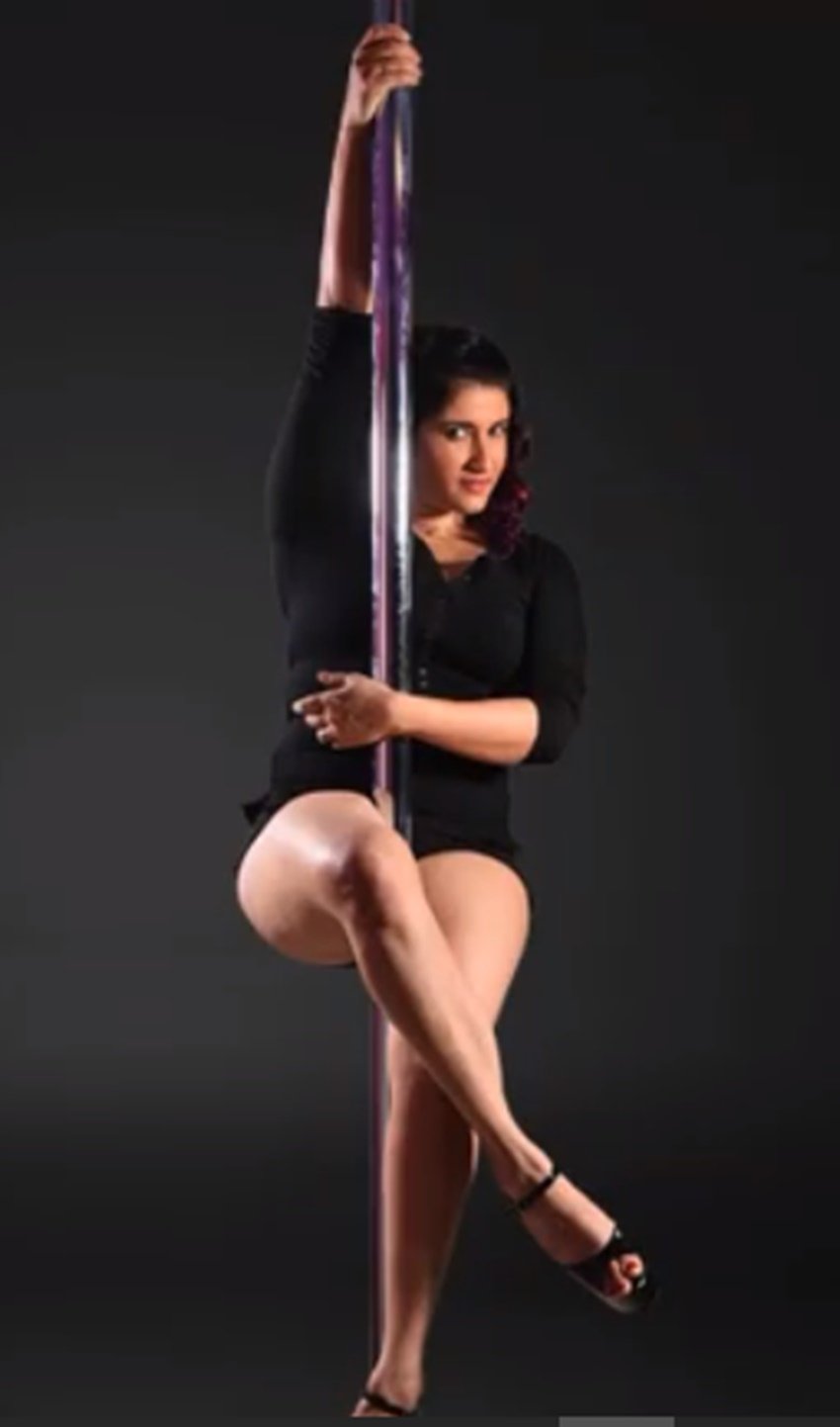 Smilie Suri, actress Smilie Suri, bollywood actress Smilie Suri, Smilie Suri photos, Smilie Suri pole dance, poll dance, Kalyug Actress Smilie Suri, Kalyug, Kalyug movie, Kalyug, Smilie Suri Depression, entertainment, jansatta